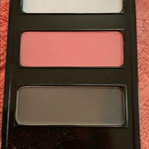 Ultima ll eyeshadow and blush. No brush included - Picture 5 of 5